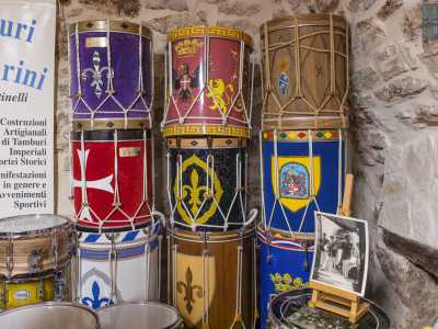 Proprio i tamburi imperiali sono il fiore all�occhiello dell�opera di Rocco. Si tratta delle percussioni utilizzate nei cortei storici...